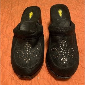 Volatile women’s Fleur de Lis mules